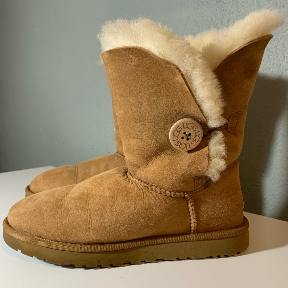 Chestnut Bailey Button Uggs - Picture 2 of 7